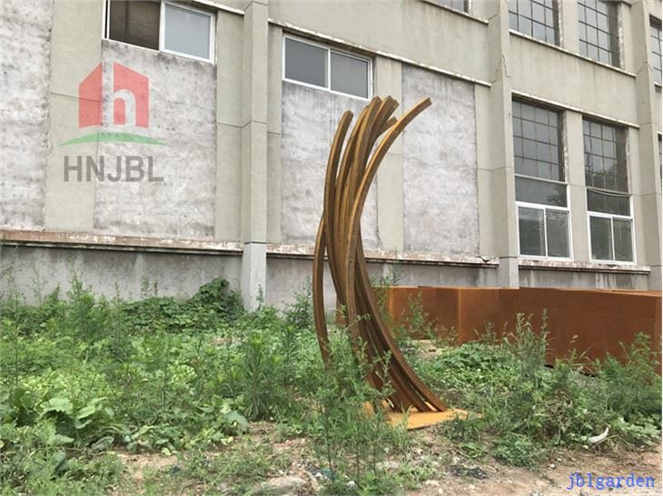 Große moderne abstrakte Statue