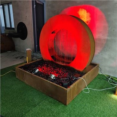 Corten Square Wasserspiel mit Springbrunnen