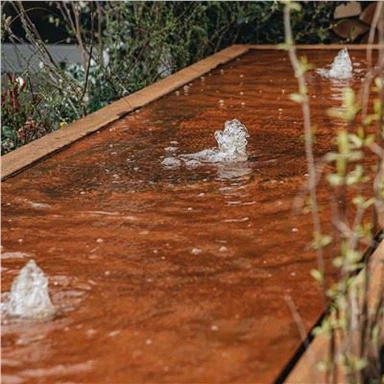 Langes Cortenstahl modernes Wasserspiel