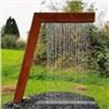 Gartenwasserspiele aus Metall im Freien