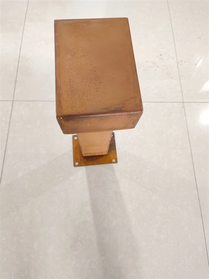 High-brightness Corten Steel Lamp Post, Highly Energy-efficient And Capable Of Providing Long-lasting Illumination.