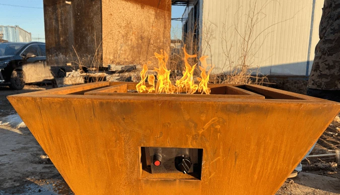 Schwarze Wasserschale für Gasfeuer im Freien
