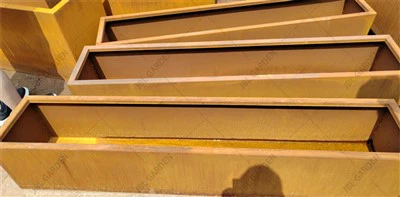 Einfach zu montierende Pflanzgefäße aus Metallrost
