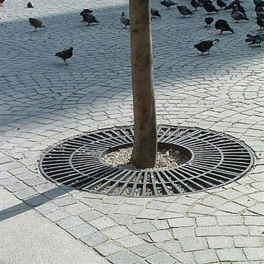 Baumgitter aus Metall für den Garten