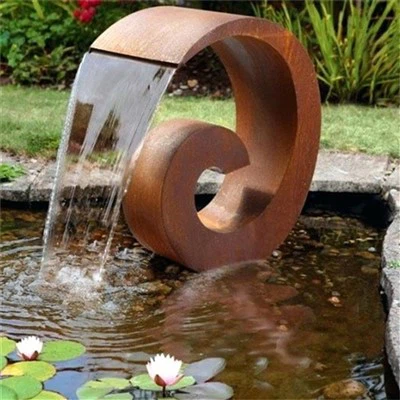 Rostiger Wasserfall aus Gartenstahl