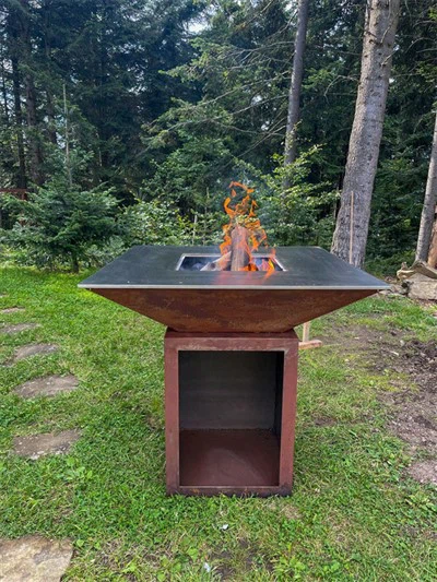 Grill-Feuerstelle aus Metall und Stahl
