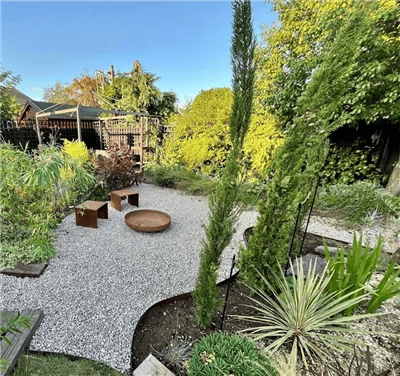 Stuhl aus Cortenstahl