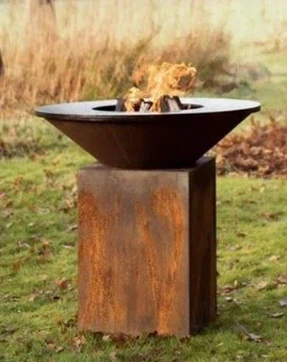 Holzbefeuerter Grillofen mit Kochen